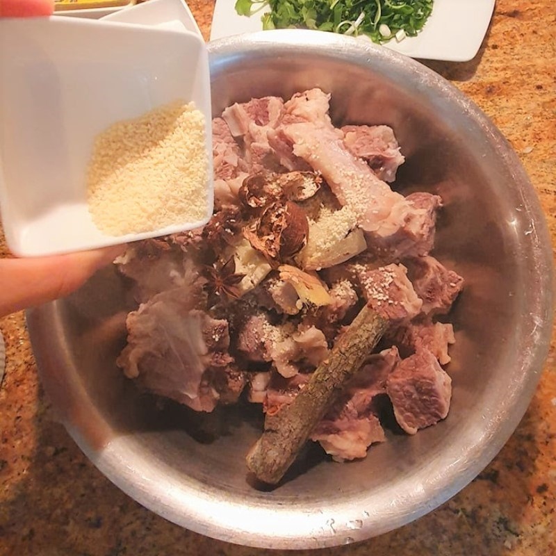 Sườn bò đã được chần sơ cho vào thau cùng các loại gia vị khô và gia vị ướp