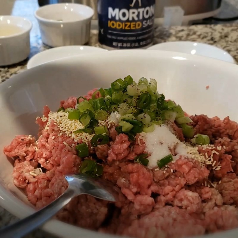 Hỗn hợp gia vị đang được trộn đều cùng sườn bò để làm phở bò kho