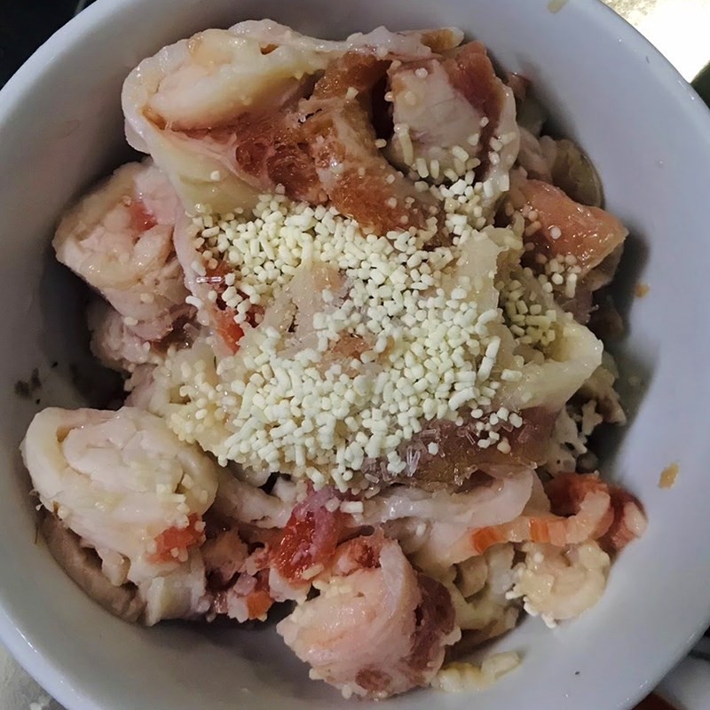 Ướp thịt bò đúng cách để món canh dưa chua thêm đậm đà