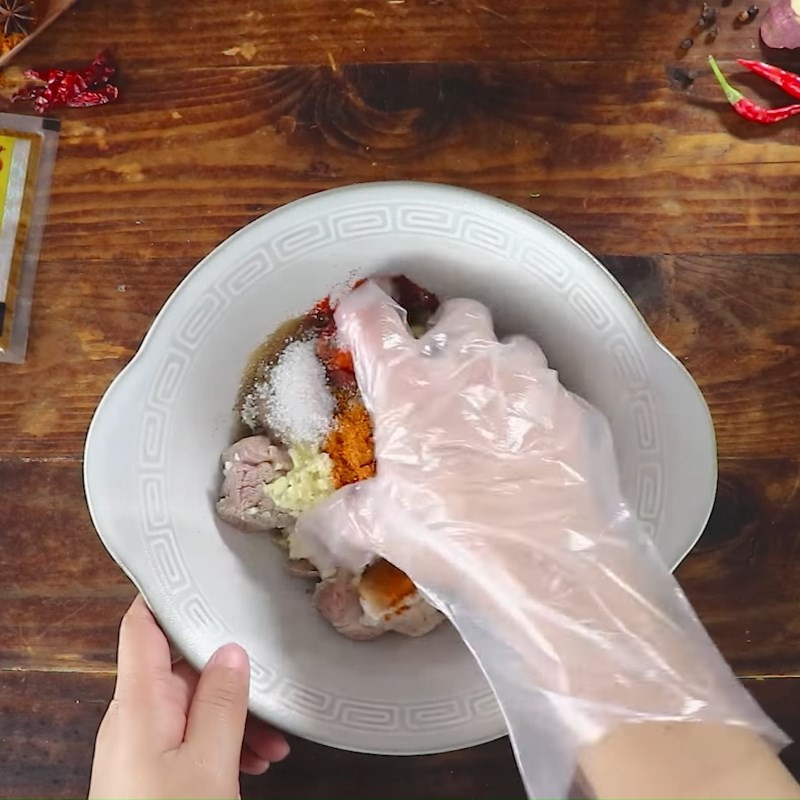 Khoai lang và khoai môn đang được áp chảo nhẹ nhàng trên bếp để tạo lớp vỏ ngoài giòn và giữ hình dáng khi nấu