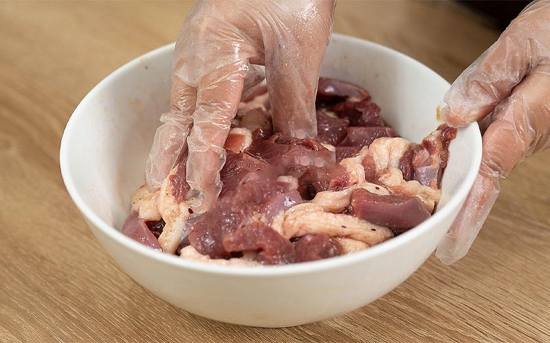 Thịt ngan được ướp đậm đà gia vị trước khi nấu