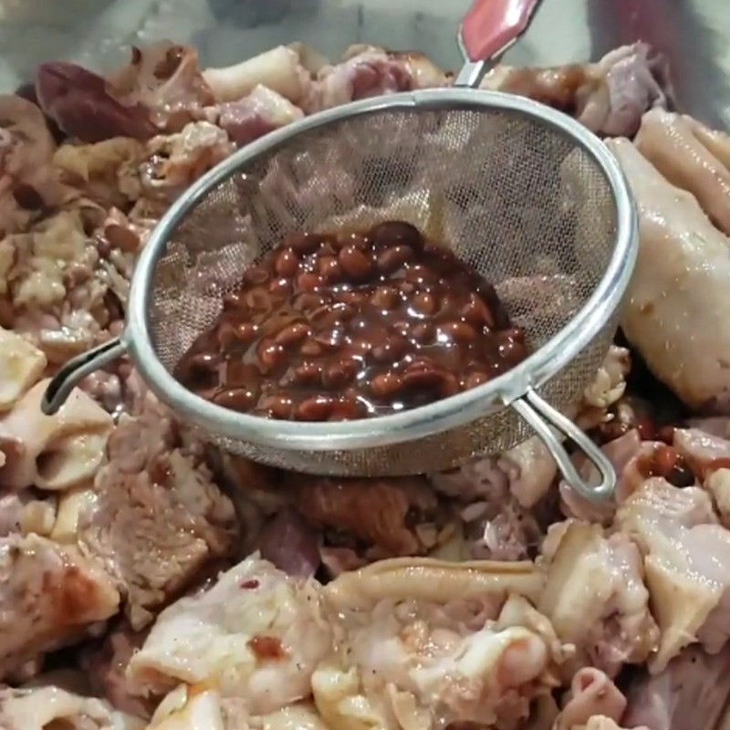 Ướp thịt ngỗng với gia vị đặc trưng cho món giả cầy đậm đà