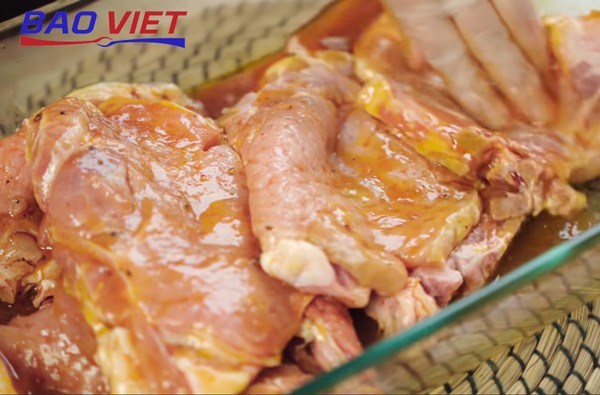 Sườn cốt lết đang được ướp gia vị đậm đà cho món cơm tấm bán