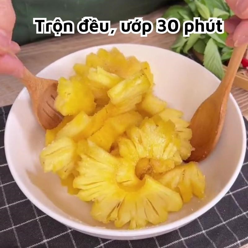 Ướp thơm với đường để tạo vị chua ngọt tự nhiên cho bún nấm chay