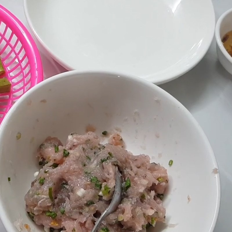Đang nhồi chả cá vào miếng cà rốt đã được khoét ruột