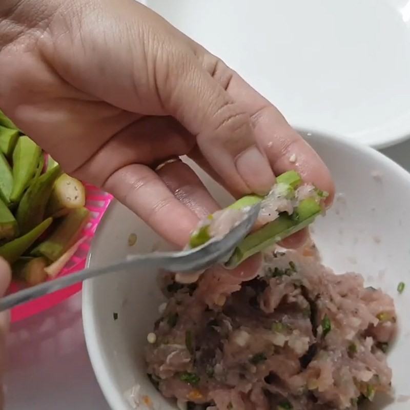 Chả cá được nhồi cẩn thận vào đậu bắp đã sơ chế