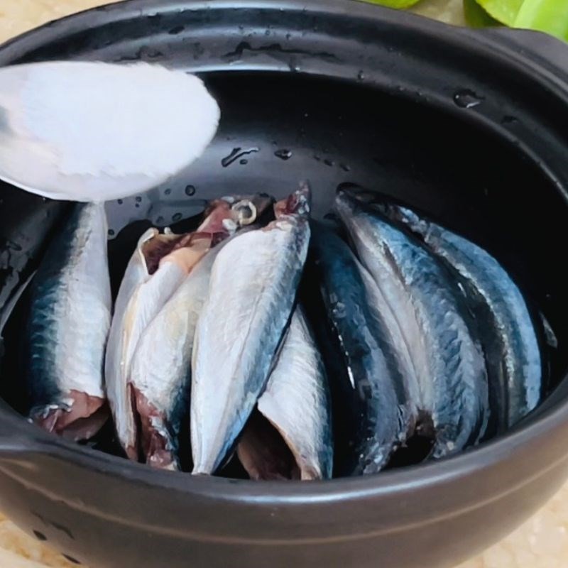 Ướp cá nục với các loại gia vị cơ bản, chuẩn bị cho quá trình kho thơm