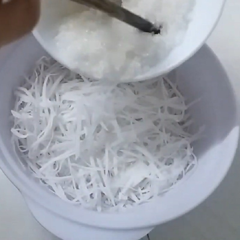 Ướp dừa nạo sợi với đường để tăng hương vị và độ dẻo
