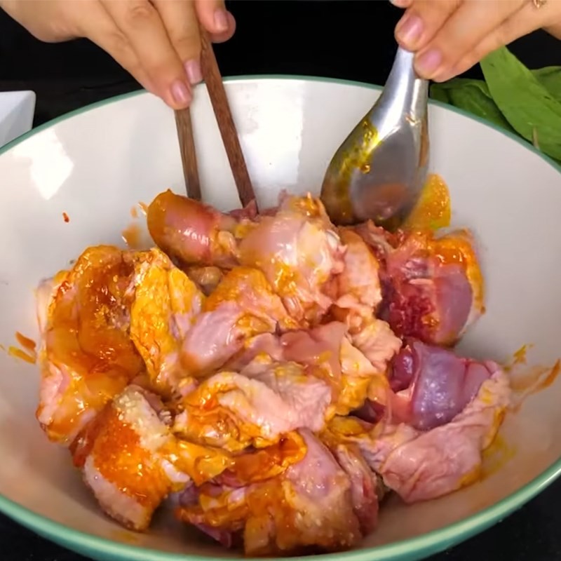 Thịt gà đã săn lại sau khi xào, sẵn sàng cho bước nấu lẩu