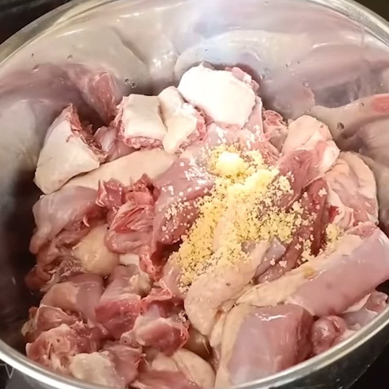 Trộn đều thịt vịt và gia vị