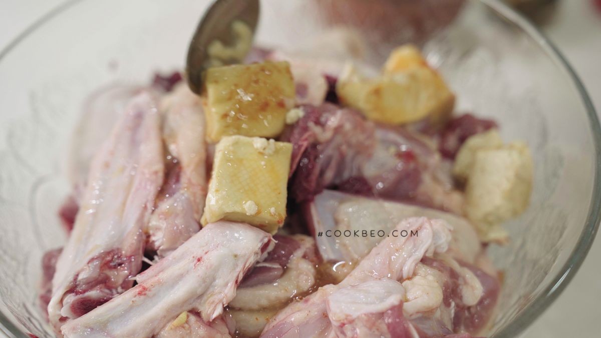 Ướp thịt vịt với chao và gia vị để món cách vịt nấu chao khoai môn thêm ngon