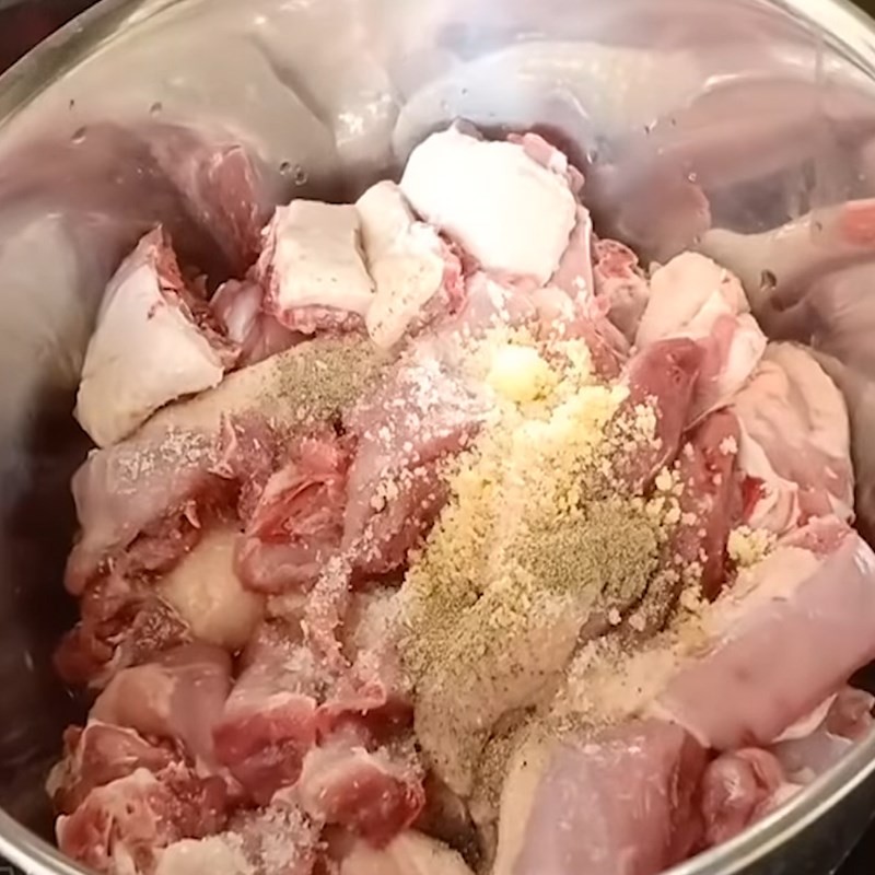 Thịt vịt đang được ướp