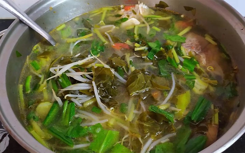 Canh chua vây cá hồi nấu lá giang với nhiều loại rau tươi ngon