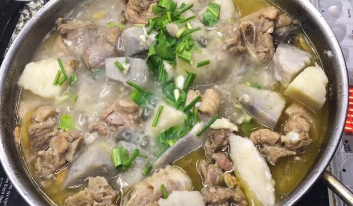Món vịt om sấu khoai sọ thơm ngon, hấp dẫn đã hoàn thành