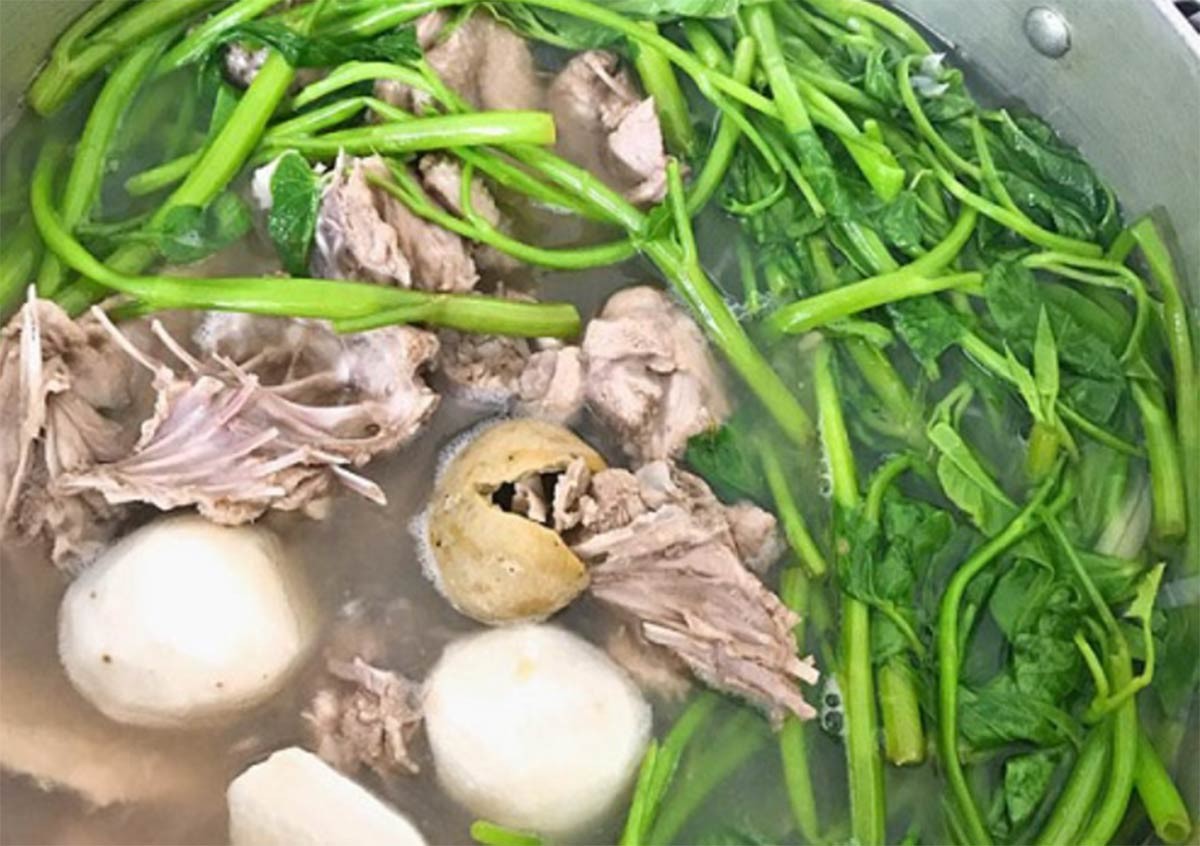 Vịt om sấu rau muống nóng hổi, chuẩn vị miền Bắc