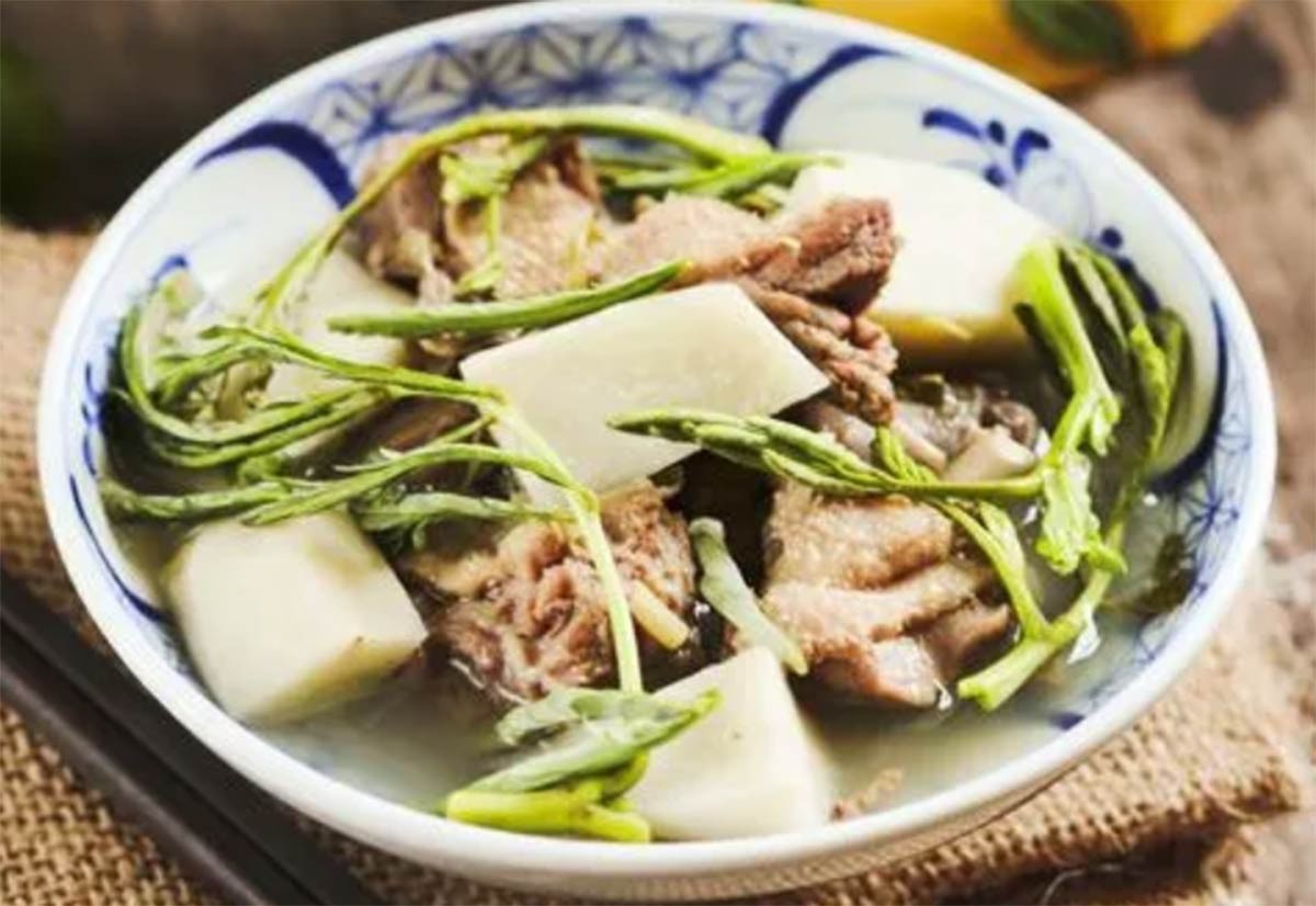 Món vịt om sấu rau rút với nước dùng chua thanh