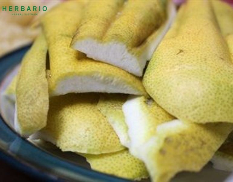 Vỏ bưởi tươi nguyên liệu chính để nấu dầu gội bưởi
