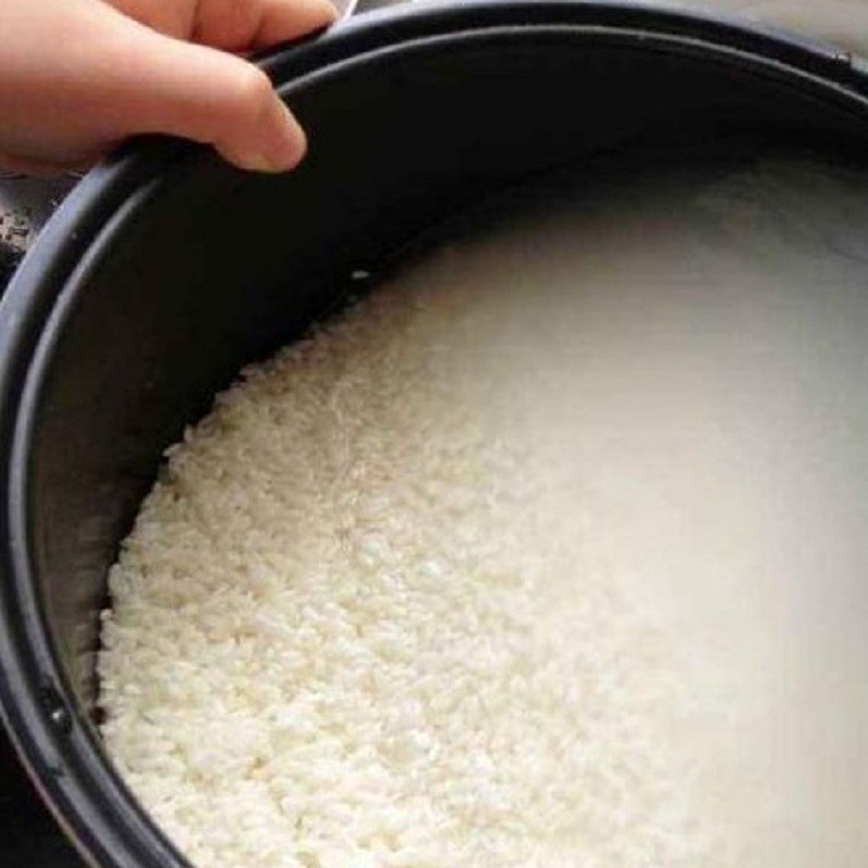 Quy trình vo gạo nhẹ nhàng giữ lại dưỡng chất trước khi nấu cơm.