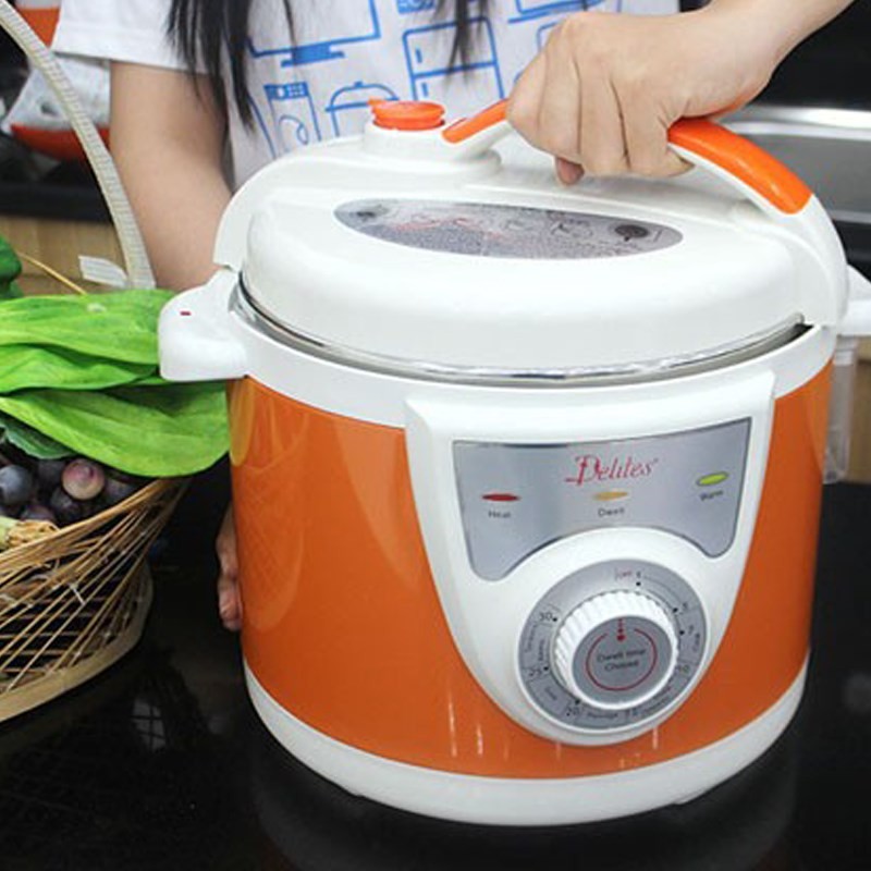 Vo gạo sạch trước khi nấu cơm nồi áp suất