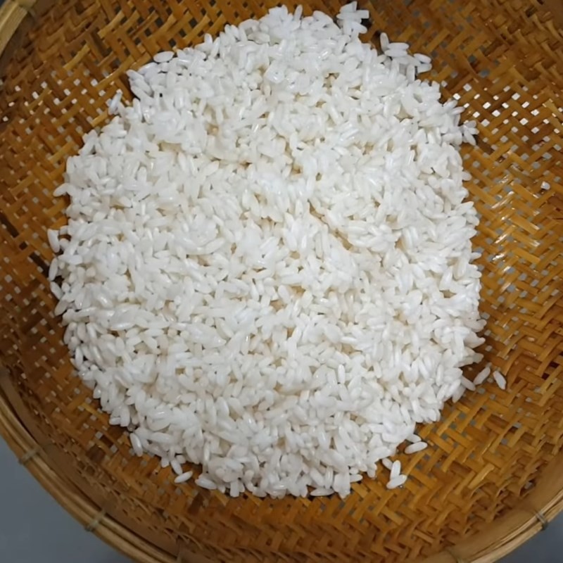 Lá dứa được lót dưới đáy nồi cơm điện trước khi cho nếp vào nấu