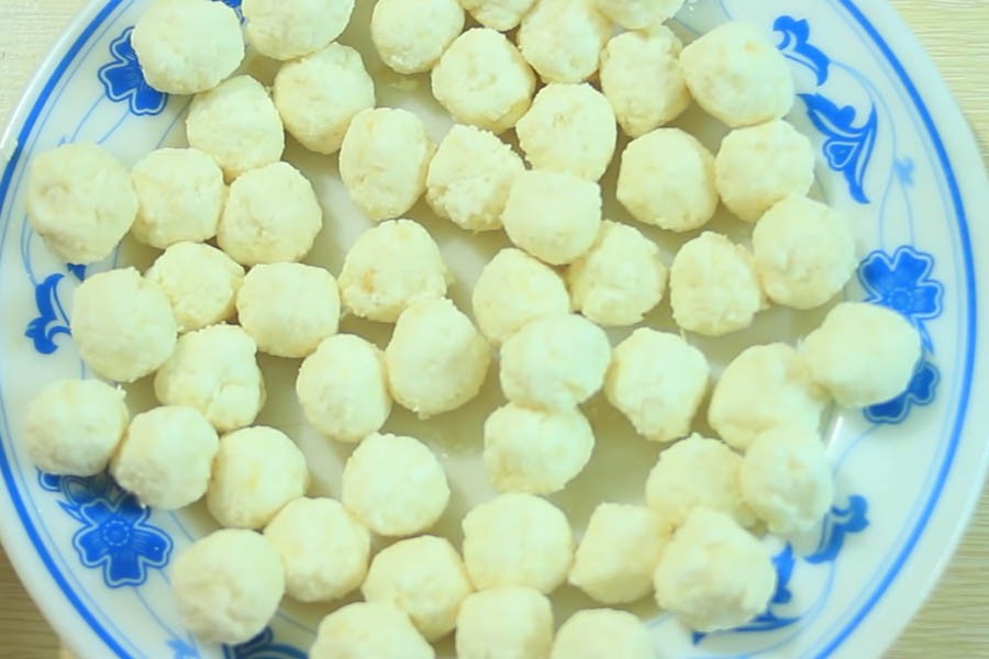 Vo khoai mì thành các viên vừa ăn