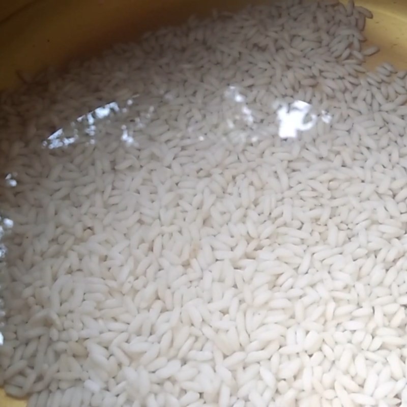 Ngâm đậu đen và nếp cho mềm trước khi nấu