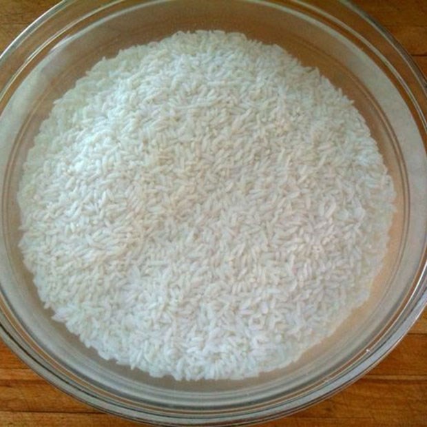 Vo sạch gạo nếp trước khi ngâm