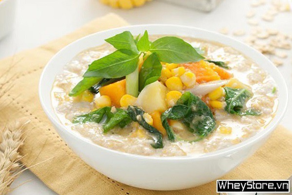 Món cháo yến mạch rau củ đầy màu sắc, cung cấp chất xơ dồi dào cho thực đơn giảm cân không ngán