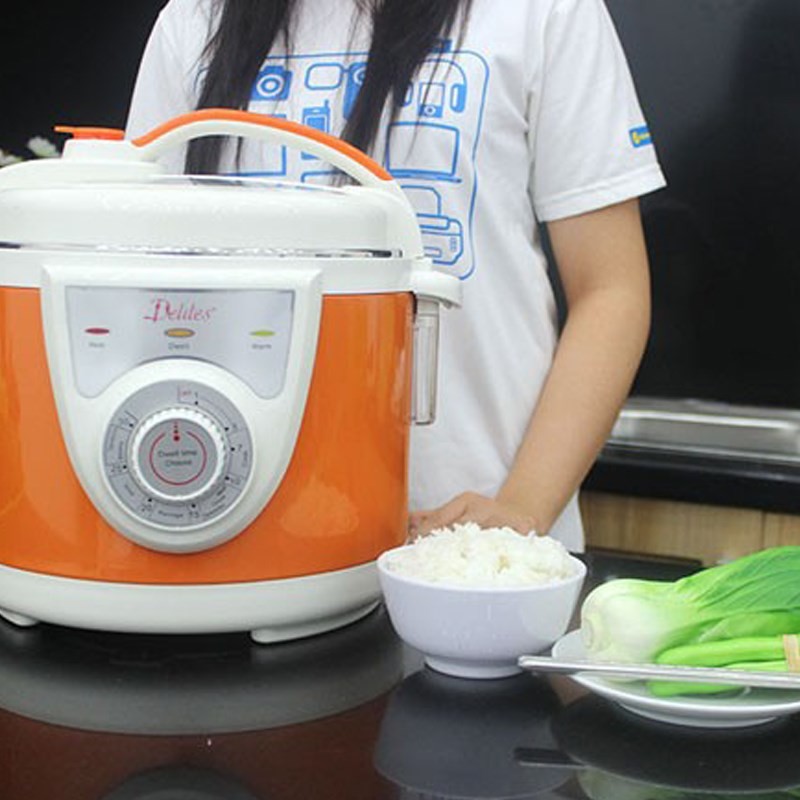 Xả hơi và múc cơm sau khi nấu bằng nồi áp suất