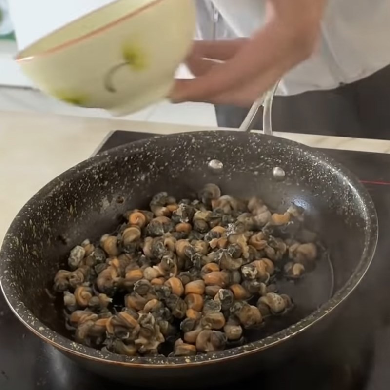 Xào thịt ốc đắng với gia vị cho món bún ốc sườn