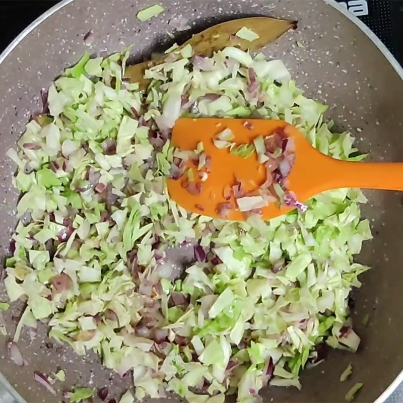 Xào bắp cải nhanh tay trong chảo, giữ được độ giòn ngọt tự nhiên cho món canh bắp cải cà chua