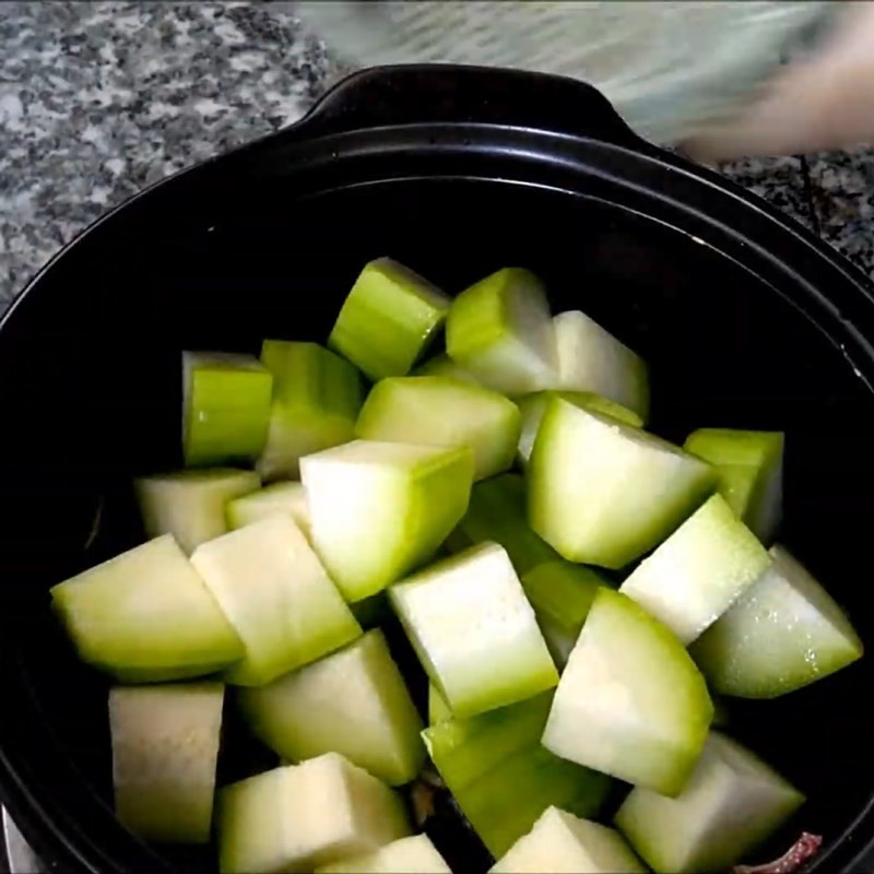Xào bí đao cùng hành tím giúp món canh bí đao ngon đậm đà hơn