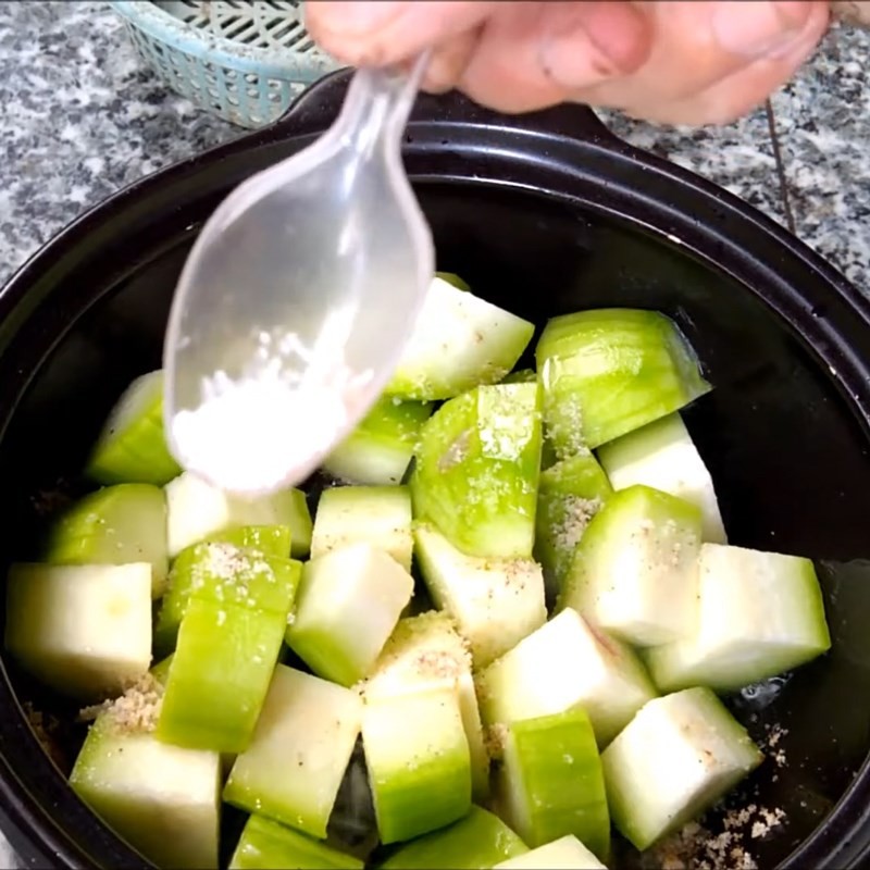 Nêm nếm gia vị cho bí đao khi xào để món canh bí đao ngon