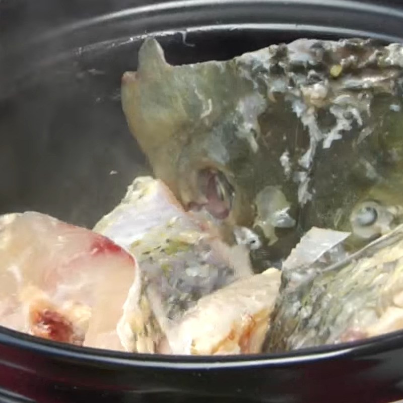 Xào cá chép nhẹ nhàng trên chảo để giữ vị ngọt