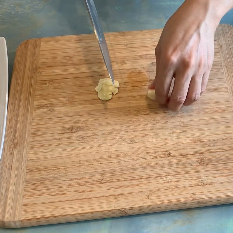 Sơ chế tỏi băm cho món canh bông hẹ thịt băm