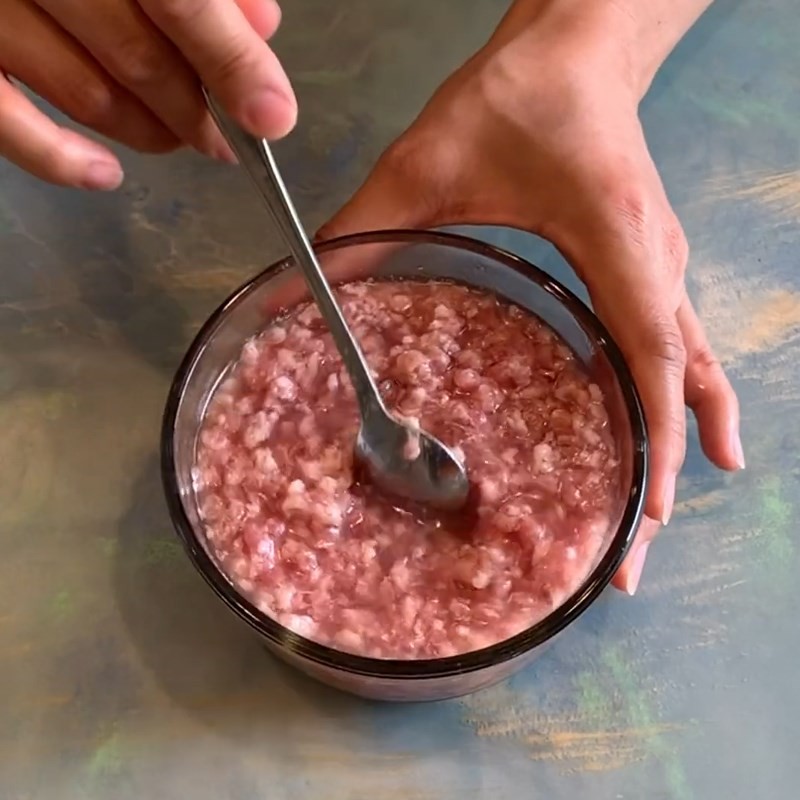 Rửa sạch thịt băm để chuẩn bị nấu canh