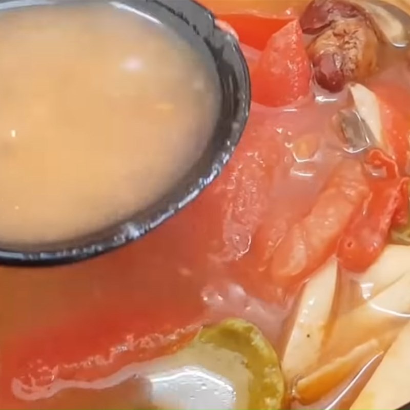 Sấu được dầm nát để hòa quyện vị chua vào món canh