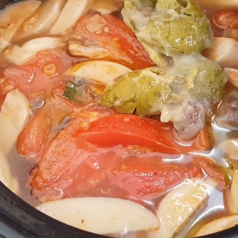 Nồi canh chua hạt mít chay đang sôi liu riu trên bếp