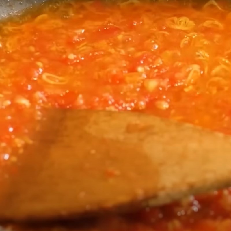 Xào cà chua để tạo màu cho canh cá chua