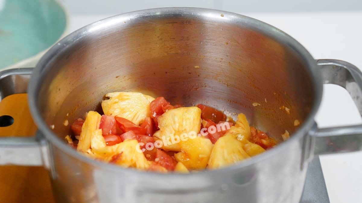 Xào dứa và cà chua cùng hành tỏi phi thơm