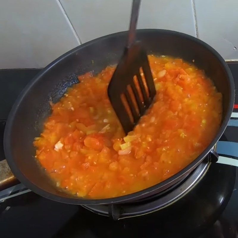 Xào cà chua cắt hạt lựu, tạo màu sắc và vị chua tự nhiên cho nước dùng bún thịt cà chua