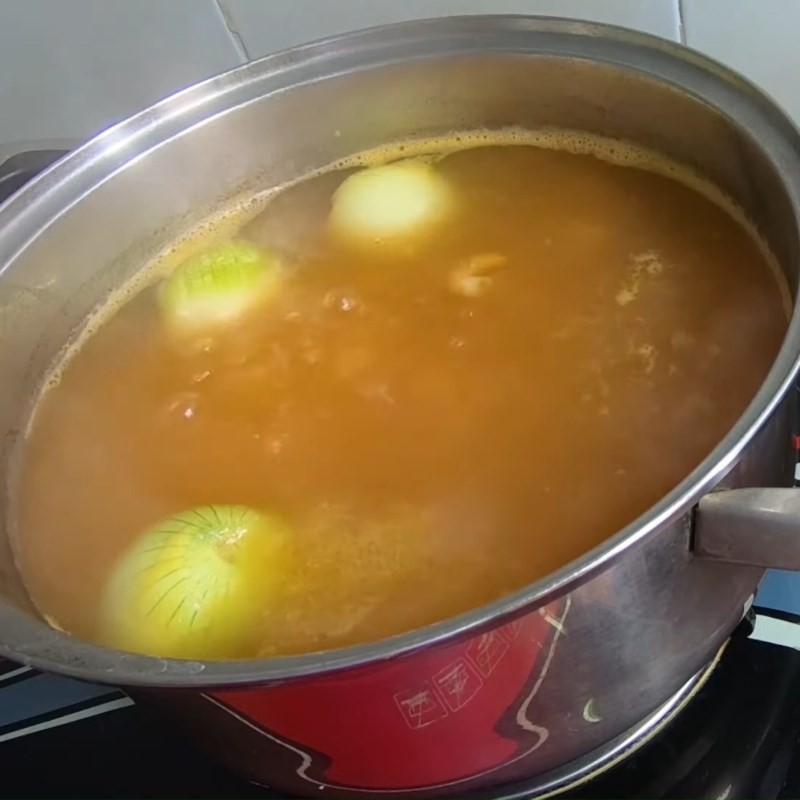 Cà chua đã xào mềm, chuẩn bị lọc lấy nước cốt cho món bún thịt cà chua