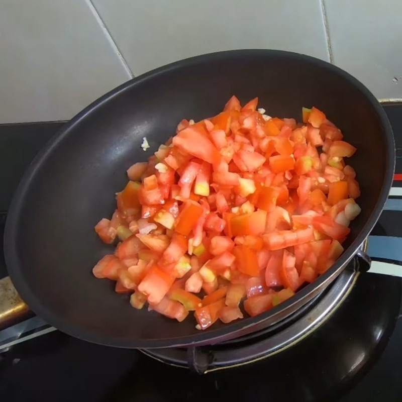 Phi thơm hành tím và tỏi băm trên chảo, bước quan trọng để làm dậy mùi nước dùng bún thịt cà chua