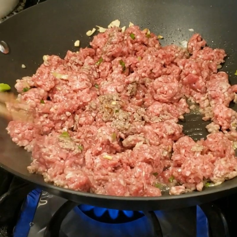 Xào thịt bò xay trên chảo nóng