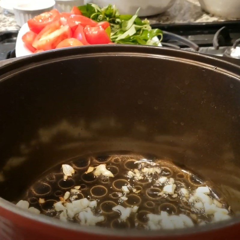 Xào cà chua để làm nước dùng bún bò cà chua