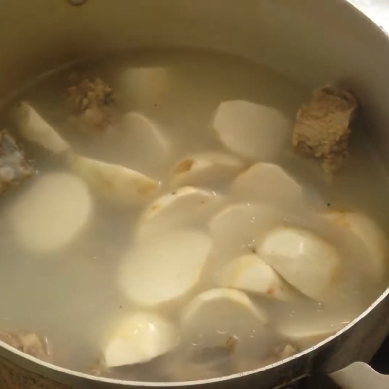 Phi hành tím và xào cà chua cho món bún ốc sườn
