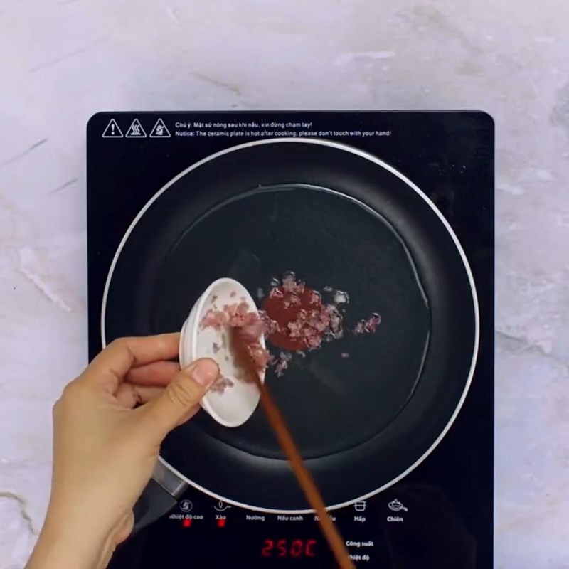 Xào sơ cá lăng để nấu canh chua
