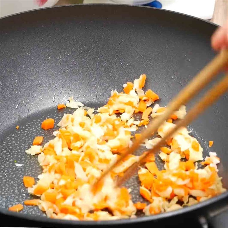 Xào cà rốt và bắp cải giòn ngon, làm tăng hương vị cho xôi mặn chay