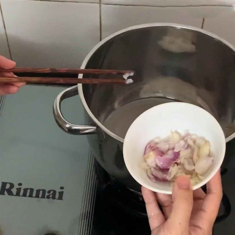 Xào thơm và cà chua chuẩn bị cho nước lẩu cá mú chua cay