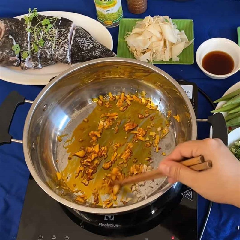 Xào hành tỏi thơm lừng để nấu nước lẩu cá mú măng chua